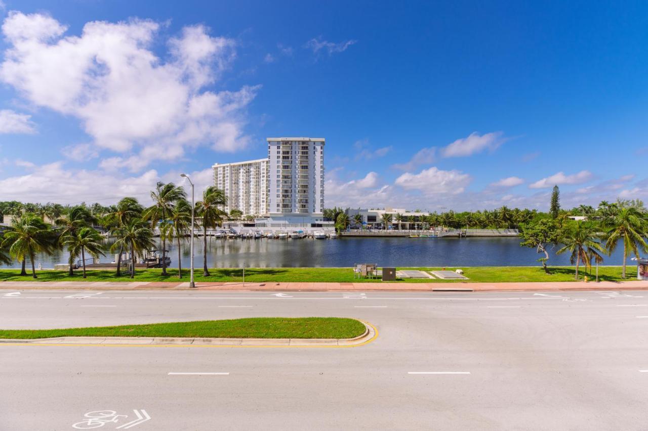 Notebook Miami Beach Hotel Exterior photo